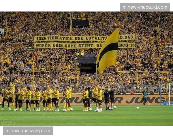 多特蒙德被迫调整防线配置 边后卫客串中卫成无奈选择 多特蒙德被迫调整防线配置 边后卫客串中卫成无奈选择